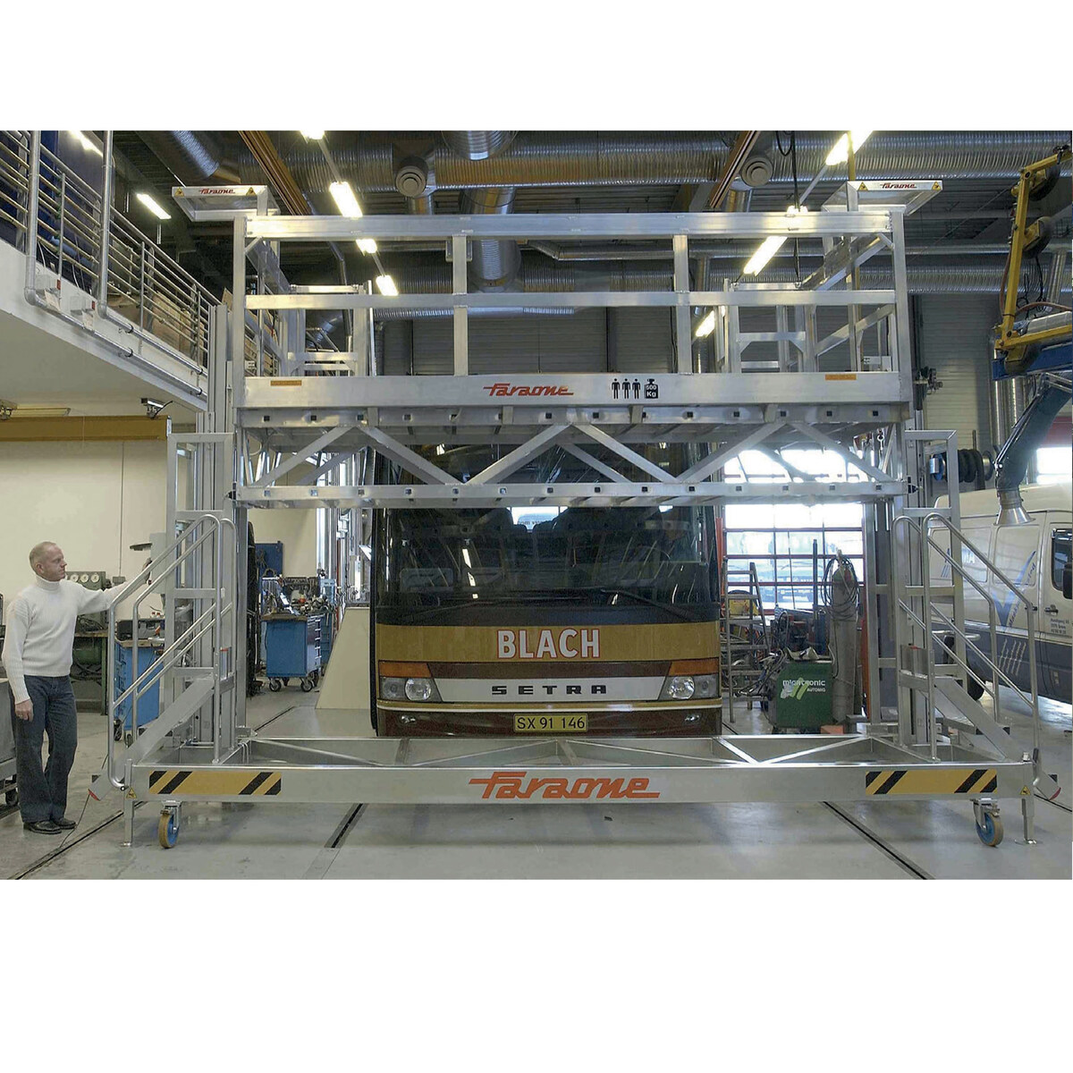 Mobili platforma autobusų priekinės dalies priežiūrai Faraone SP-5