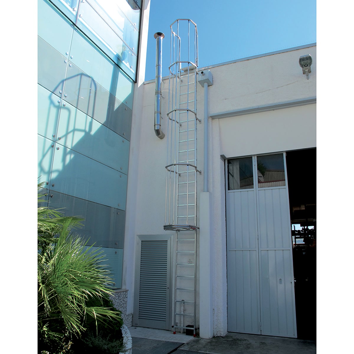 Vertical safety ladder with cage Faraone SVS.2 - Photo 72165